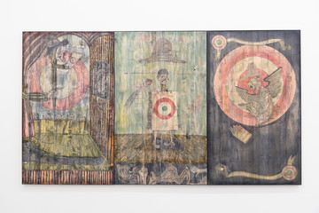 Mathis Collins
*Artiste policier cible de toutes les critiques, Artiste policier hué, Artiste policier mort de rire*, 2020
Lime wood, tint
200 x 360 x 3 cm - © &copy; Beno&icirc;t Mauras, Paris Internationale