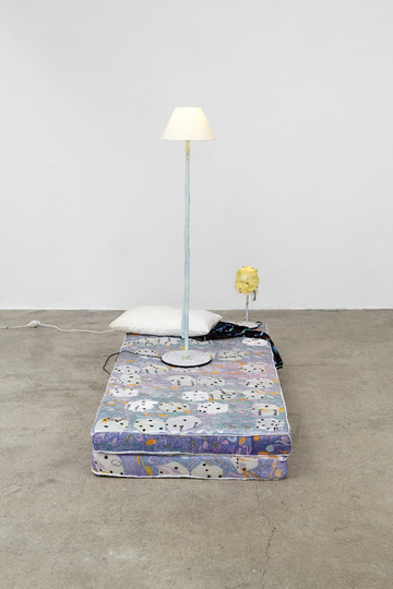 Anne Bourse
*Chaque après-midi je me demande ce que tu fais ce soir quand le jour est presque fini*, 2019
Ink, silk dye, ballpoint pen, water marker, acrylic paint, digital print, silk, acrylic velvet fabric, foam, pillow, lampshades
190 × 90 × 170 cm - © &copy; Aur&eacute;lien Mole, Paris Internationale