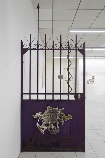 La dictature de la minorit&eacute; au d&eacute;cor de couronnes de feuilles - © Paris Internationale