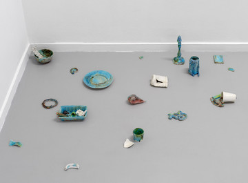 <p style="font-size:10px">Stéphanie Saadé, Space Habitability, 2021, 1360 grams of hand-glazed cast porcelain, dimensions and size of installation variable</p>
<p style="font-size:10px">Small porcelain pieces, with a weight equal to the artist’s pillow weight, are displayed on the ground. The porcelain pieces have been realized by Maastricht-based ceramic artist David Roosenberg.</p> - © Image courtesy by the artist and Grey Noise, Dubai.
Photo by: GJ.VanROOIJ, Paris Internationale