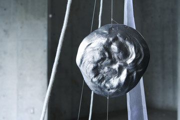 Shiho Kagabu
2021
Aluminum, helium gas, aluminum deposited film, ribbon, thread, vinyl, etc. - © Paris Internationale