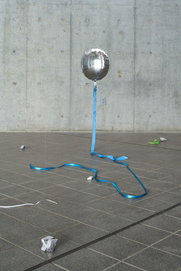 Shiho Kagabu
2021
Aluminum, helium gas, aluminum deposited film, ribbon, thread, vinyl, etc. - © Paris Internationale