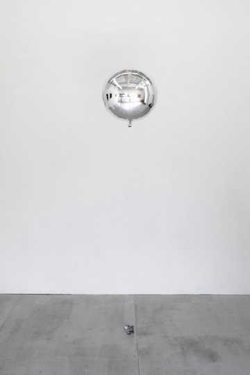 Lateral Thinking -I dream, I fly in the sky. The stars, the tears, do not flow. - © Paris Internationale