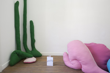 Liv Schulman at PIEDRAS: Marrón, Amarillo, Blanco y Muerto (2021) - © Paris Internationale