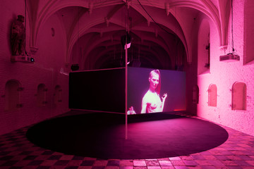 Michael Portnoy, Progressive Touch (2019)
Three-channel HD-video installation, 13 min., sound - © Installation view Vleeshal, Middelburg. Photo: Gunnar Meier., Paris Internationale