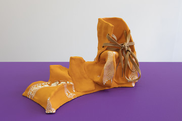 Michael Portnoy, The Tekton Bafflers (2020)
Formed by an array of overlapping baffles, this rapid response trainer acts as a reflector for social fissures, amplifying their reverberations until feedback occurs and temporarily resetting retrograde thought patterns.
Ceramic, leather shoelaces, 28 x 14 cm x 16 cm - © Photo: Robert Glas., Paris Internationale