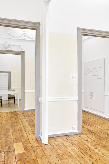 Jesper List Thomsen, Violence, 2019, Garnier Ambre Solaire SPF50+, Bearing wall dimensions variable - © Paris Internationale