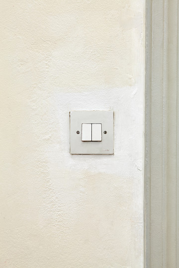 Jesper List Thomsen, Violence [detail], 2019, Garnier Ambre Solaire SPF50+, Bearing wall dimensions variable - © Paris Internationale