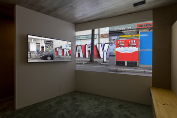 Richard Sides
The Daily Mirror, 2021
Installation with two-channel HD video (58:52min), sound, mirror, carpet, wood
Installation View at Fluentum Collection, Berlin - © Paris Internationale