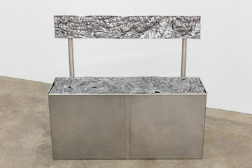 Irina Lotarevich, *Skin Seat Social*, 2020, cast and polished aluminium, stainless steel, hardware, 87 x 97 x 35,5 cm - © Paris Internationale