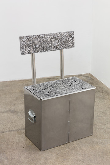 Irina Lotarevich, *Skin Seat Single*, 2020, cast and polished aluminium, stainless steel, hardware, 87 x 52 x 35,5 cm - © Paris Internationale