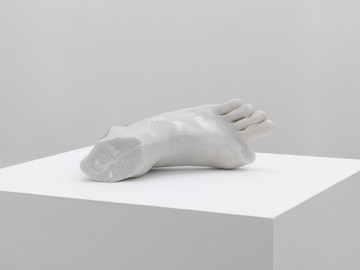 Nasan Tur_Fragment (foot), 2015, Carrara marble, 9.5x27x13.5 cm, Unique - © courtesy of the artist, image ©️Stathis Mamalakis, Paris Internationale