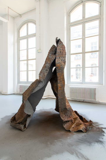 Sofía Salazar Rosales, *What does the city hide in a hug?*, 2023, Installation view of the Artist's Degree Show, Beaux Art, Paris, Plaster, wire mesh, cardboard, polyester resin, fiberglass and iron filings, 173 × 130 × 125 cm, Photo by Tiphaine Popesco - © The Artist and ChertL&uuml;dde, Berlin, Paris Internationale