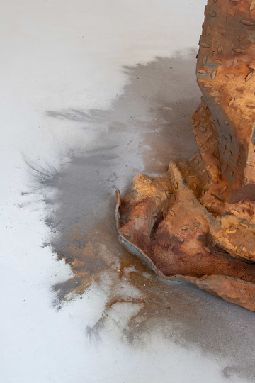 Sofía Salazar Rosales, Detail of *What does the city hide in a hug?*, 2023, Installation view of the Artist's Degree Show, Beaux Art, Paris, Plaster, wire mesh, cardboard, polyester resin, fiberglass and iron filings, 173 × 130 × 125 cm, Photo by Tiphaine Popesco - © The Artist and ChertL&uuml;dde, Berlin, Paris Internationale