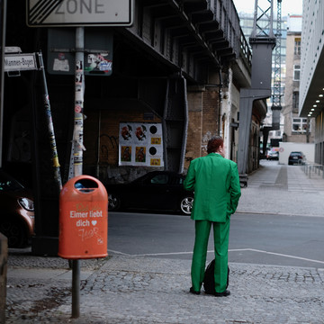 Costume vert / Poubelle orange - © Paris Internationale