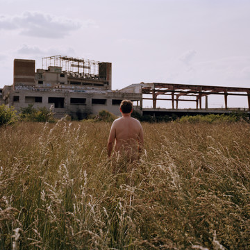 Homme nu devant une ruine Tourcoing - © Paris Internationale