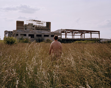 Homme nu devant une ruine Tourcoing - © Paris Internationale