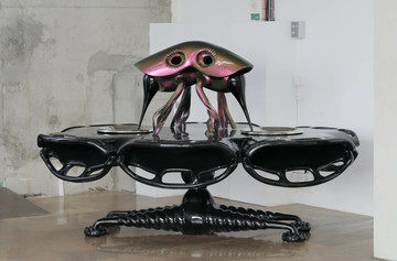 Julie Vuillard & Simon Brossard,
It’s Fantastic (Night’s end administrator), 2020
160 x 240 x175 cm Resin, metal, glass, alcohol, polyurethane paint - © Julie Vuillard & Simon Brossard
Objets Pointus, Paris Internationale