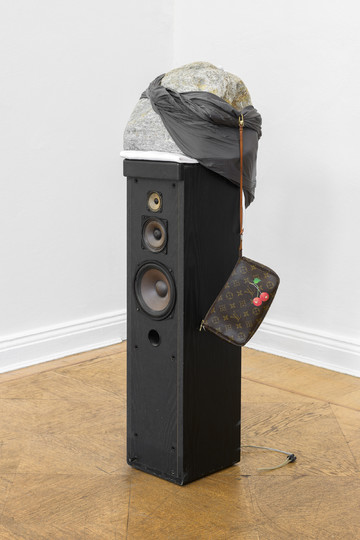 Phung-Tien Phan
*Single Twin (Louis Vuitton)*, 2022
Speaker, rocks, silk cloth, Louis Vuitton "Cerise" pochette, adhesive tape, headphones
112 × 44 × 39 cm - © Photo: Julian Blum, Paris Internationale