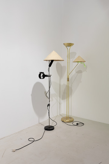 Phung-Tien Phan
*1957/2022, 1961/2022*, 2022
2 vintage lamps, 2 Vietnamese straw hats, 1 laser pointer, tape
Dimensions variable - © Photo: Niklas Taleb, Paris Internationale