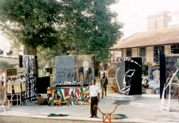 El Hadji Sy: Plehanov 7. Les Cendres de Pierre Lods, performance at the Théâtre de Verdure, Centre Culturel Français, Dakar, 1990 - © Paris Internationale