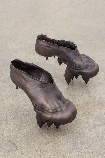 Angelika Loderer 
*Counterpart (9)*, 2023 
patinated bronze 
22 x 13 x 27 (left)
21,5 x 13 x 27 cm (right)
Courtesy of the artist and Sophie Tappeiner, Vienna - © Paris Internationale