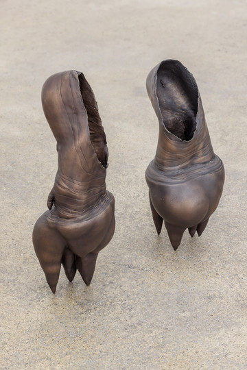 Angelika Loderer
*Counterpart (10)*, 2023
patinated bronze
29 x 13 x 12 cm (left)
33 x 12 x 8 cm (right) - © Paris Internationale