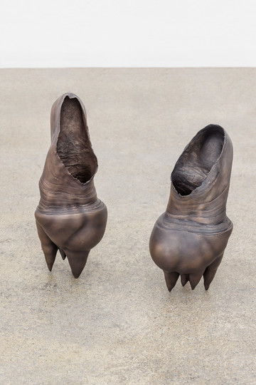 Angelika Loderer
*Counterpart (10)*, 2023
patinated bronze
29 x 13 x 12 cm (left)
33 x 12 x 8 cm (right) - © Paris Internationale