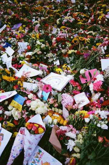 Rene Matić
Flowers for Queen Elizabeth II, London, 2022
Inkjet print
9 7/8 x 6 5/8 in (25 x 16.9 cm)
10 1/2 x 7 1/4 in (26.7 x 18.4 cm) (framed)
Edition of 5 plus 2 AP (#3/5) - © Paris Internationale