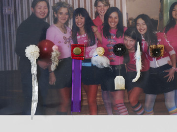 Girls and medals - © Paris Internationale