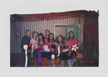 Girls and medals - © Paris Internationale