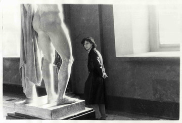 George Tourkovasilis, Untitled [Young Man in the Louvre Museum, Paris], n.d., Silver gelatin print, 24 x 29.5 cm - © Courtesy The George Tourkovasilis Archive and Records, Athens, Paris Internationale