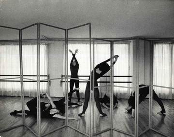 George Tourkovasilis, Untitled [Dance Class, Warm Up], Silver gelatin print, 1970s, 20 x 25.3 cm - © Courtesy The George Tourkovasilis Archive and Records, Athens, Paris Internationale