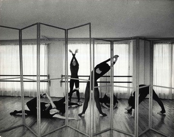 Untitled [Dance Class, Warm Up] - © Paris Internationale