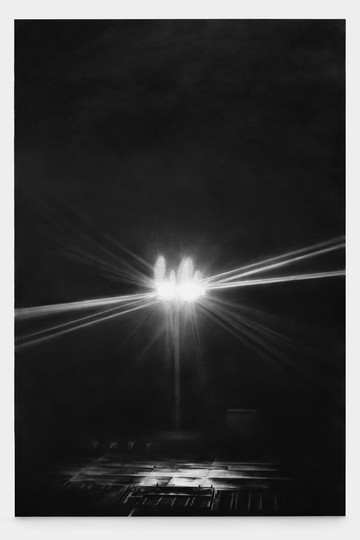 Alexandre Zhu, Please turn off all electronic devices, 2024, charcoal on canvas, 195 × 130 cm - © Courtesy of the Artist and Gallery Vacancy, Paris Internationale