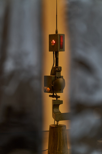 Erwan Sene 
Virotechnics Antenna 1, 2024
Wood, concrete, steel, aluminum, wires, thermoplastic, paint, soundcard, speakers, and bulb - © Paris Internationale