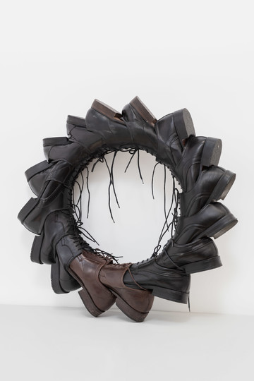 Business doing pleasure with you (vendepunkt) - © Paris Internationale