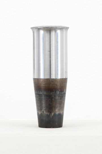 Toni Schmale, sculpture, kalte kompression, 2025 Hard chrome-plated piston rod h = 20,  Ø 7.5 cm - © Galerie Krinzinger, Vienna, Paris Internationale