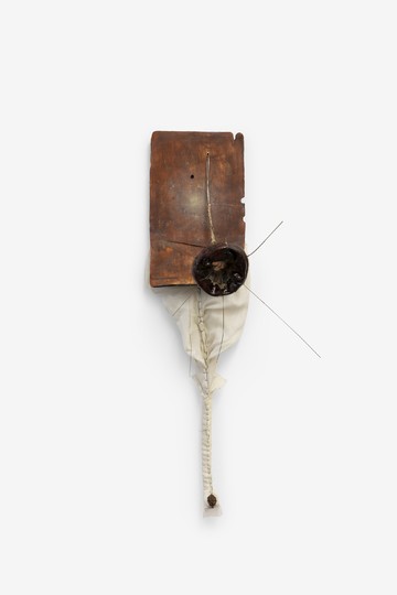 Lu Junyi
Sundays I, 2025
Glazed stoneware, acrylic paint, wax, mineral wool glass, fabric, walnut copper and aluminium wire
82 × 24 × 30 cm - © Paris Internationale
