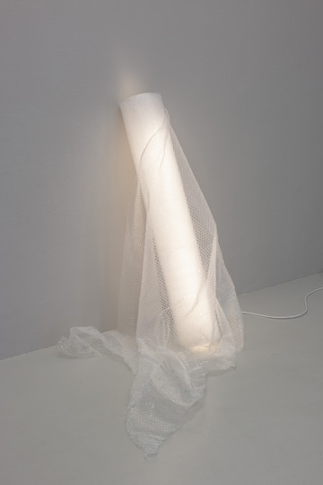 Davide Stucchi, Confident LED V, 2025, White light, cable, plug, electrical outlet, bubble wrap, dimensions variable - © ph. Andrea Rossetti 
courtesy of the artist. and Martina Simeti, Milan, Paris Internationale