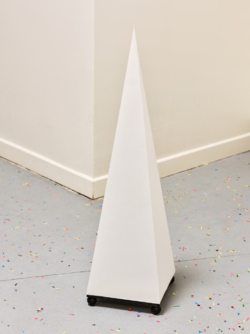 Georges J. Ayrault, **For K. (Pour K.)**, 2025.
Tracing paper from a roll of tracing paper (from the architecture firm
where Louis’s father, friend of Georges, worked, and which closed),
folded and glued, placed on a base made from a piece of compact,
set on feet made with stolen coat hook knobs, held by pieces shaped 
in metal. Hidden fish doorknob.
Photo ©Nicolas Lafon - © Photo &copy;Nicolas Lafon, Paris Internationale