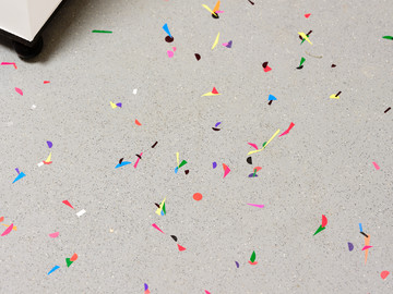 Georges J. Ayrault, **From ones to ones (Des unxes aux unxes)**, 2025
Protocol, 3 ex. + 1 AP
Stickers, placed by eight hands, with Louis, Audrey and Davide,
of variable dimensions.
Protocol: Cut the stickers into triangle and rectangle shapes in variable dimensions. Place them on the floor in a random manner, side by side, and overlapping.
Photo ©Nicolas Lafon - © Photo &copy;Nicolas Lafon, Paris Internationale