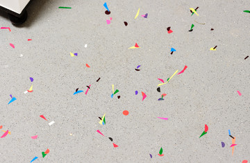 Georges J. Ayrault, **From ones to ones (Des unxes aux unxes)**, 2025
Protocol, 3 ex. + 1 AP
Stickers, placed by eight hands, with Louis, Audrey and Davide,
of variable dimensions.
Protocol: Cut the stickers into triangle and rectangle shapes in variable dimensions. Place them on the floor in a random manner, side by side, and overlapping.
Photo ©Nicolas Lafon - © Photo &copy;Nicolas Lafon, Paris Internationale