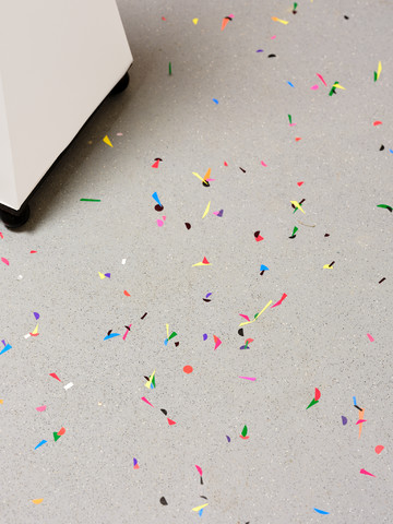 Georges J. Ayrault, **From ones to ones (Des unxes aux unxes)**, 2025.
3 ex. + 1 AP
Stickers, placed by eight hands, with Louis, Audrey and Davide,
of variable dimensions.
Protocol: Cut the stickers into triangle and rectangle shapes in variable dimensions. Place them on the floor in a random manner, side by side, and overlapping.
Photo ©Nicolas Lafon - © Photo &copy;Nicolas Lafon, Paris Internationale