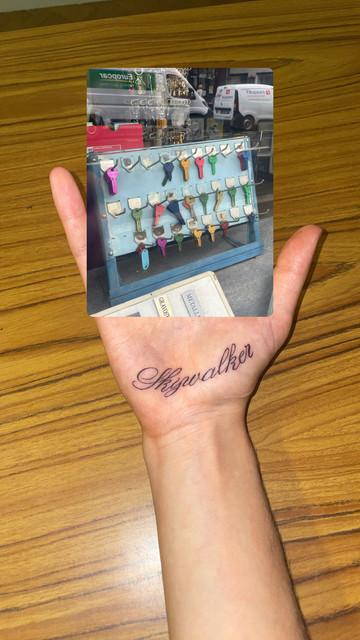 Georges J. Ayrault
« Image de recherche, collage 2025 Main droite, Tatouage réalisé par @master__carlos, table en Formica, photographie  » - © Image &copy; Gerorges J. Ayrault, Paris Internationale