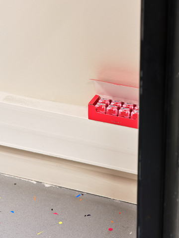 Georges J. Ayrault, **Ones (Unxes)**, 2025.
Box of Mon Chéri (16 pieces of dark chocolate with cherry liqueur)
free to take.
Photo ©Nicolas Lafon - © Photo @Nicola Lafon, Paris Internationale