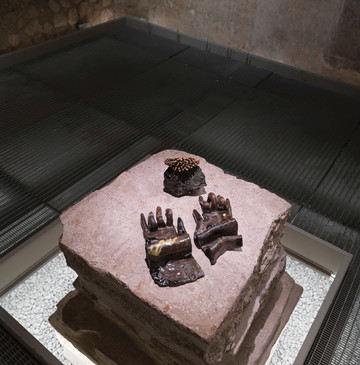 Installation view from the exhibition “Anousha Payne: Murmurations”. Photo: Hadiye Cangökçe. Courtesy of Anousha Payne and Zeyrek Çinili Hamam - © Paris Internationale