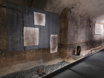 Installation view from the exhibition “Anousha Payne: Murmurations”. Photo: Hadiye Cangökçe. Courtesy of Anousha Payne and Zeyrek Çinili Hamam - © Paris Internationale