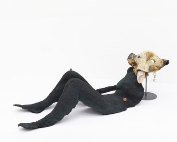 Anousha Payne, Young Elephant, 2024, glazed ceramic stoneware, stone, metal hardware, bronze, (body: paper pulp, pigment, natural dyes, wheat glue, modrock), ca. 45 × 120 × 65 cm, photo: Sebastian Kissel - © Courtesy of the artist and Sperling, Munich, Paris Internationale