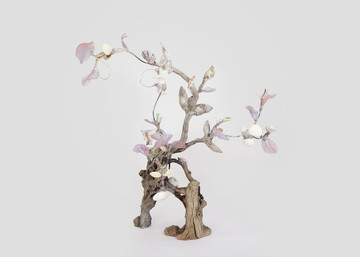 Dew nester, 2025

Driftwood, oyster and clam shells, seashell fragments, glass, stainless steel, hand-painted recycled plastic
60 x 51 x 68 cm
23 5/8 x 20 1/8 x 26 3/4 in - © Paris Internationale